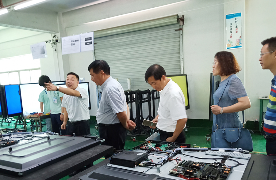 秉承教育精神，共創發展 --桂深兩地教育裝備協會專家蒞臨方成教學參觀和指導